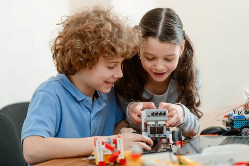Kids building a programmable robot 